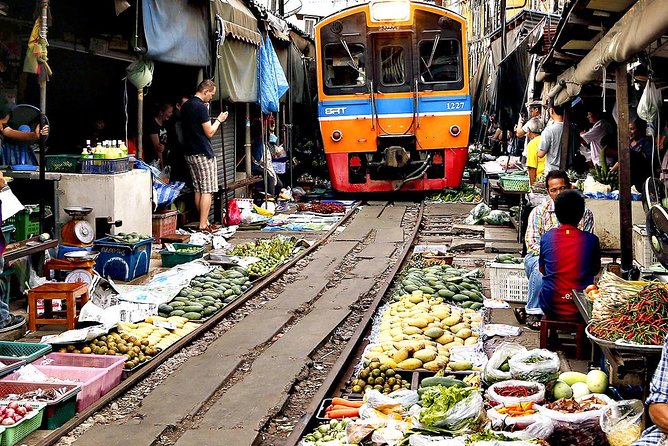 Maeklong Railway Market & Damnoensaduak Floating Market Join Tour