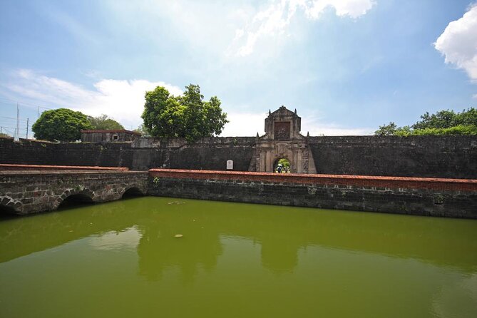 Manila City Tour: Intramuros by Bike & Food Tasting in Chinatown