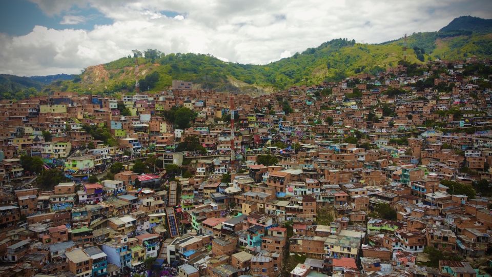 Medellín: Comuna 13 Tour With Spray Painting and Ice Cream