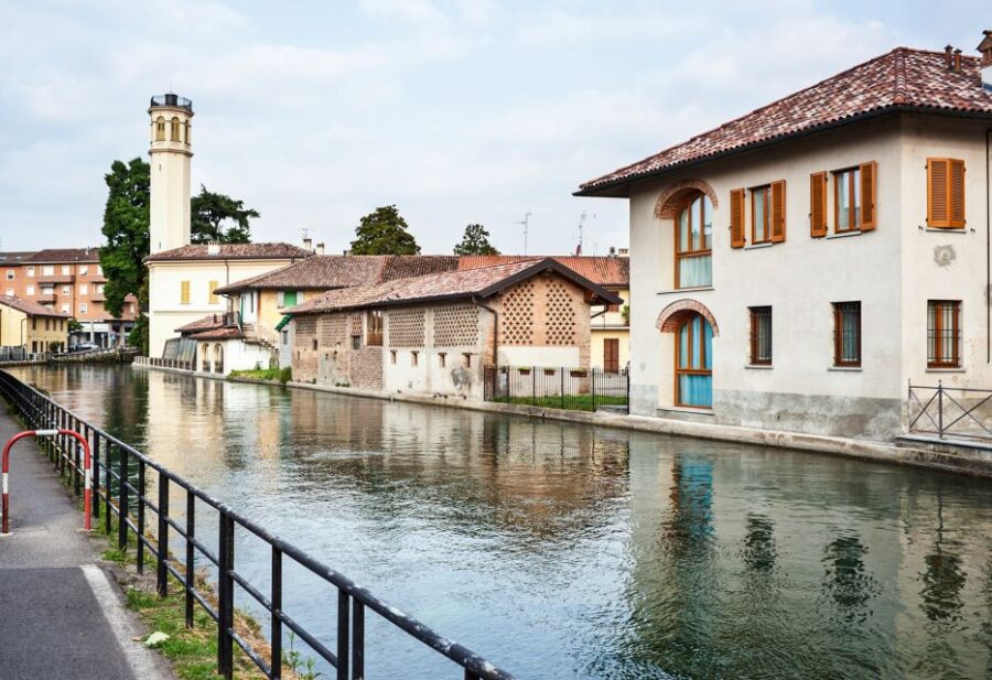 Milan: Navigli District Canal Boat Tour With Aperitivo