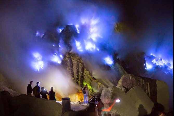 Mount Ijen: Electric Blue Fire Tour (2D1N – Private & All-Inclusive)