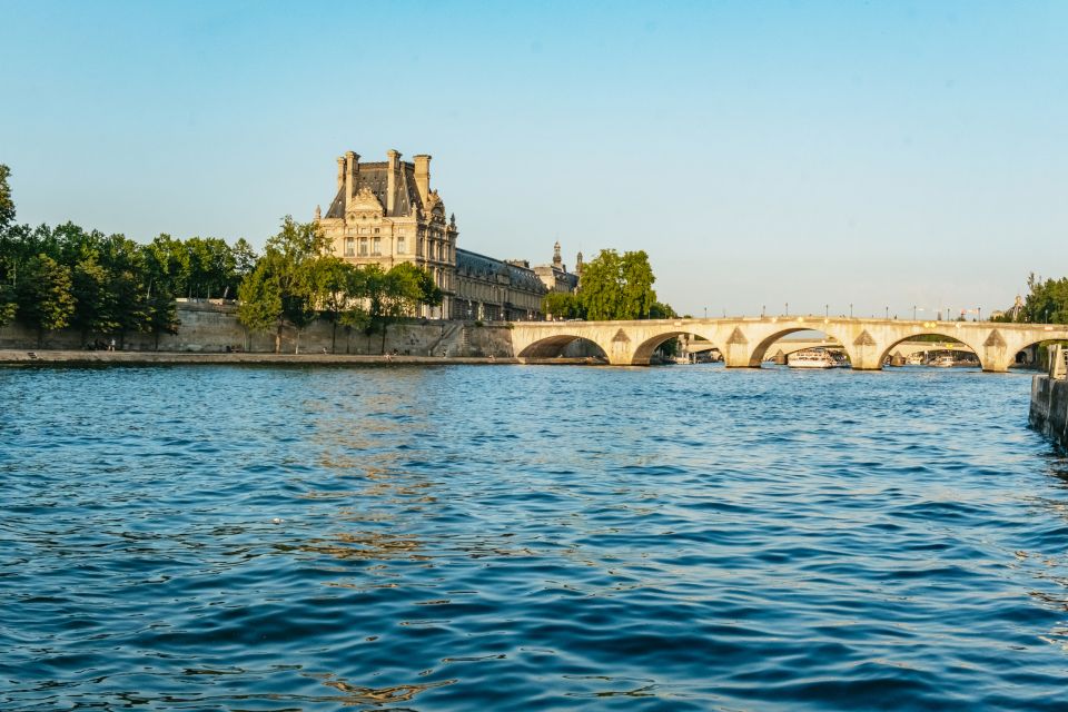 Paris : 3-Course Gourmet Dinner Cruise on Seine River