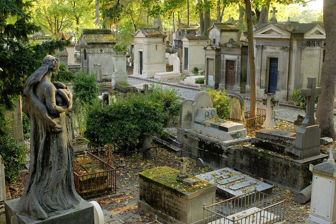 Paris: Haunted Père Lachaise Cemetery Guided Tour