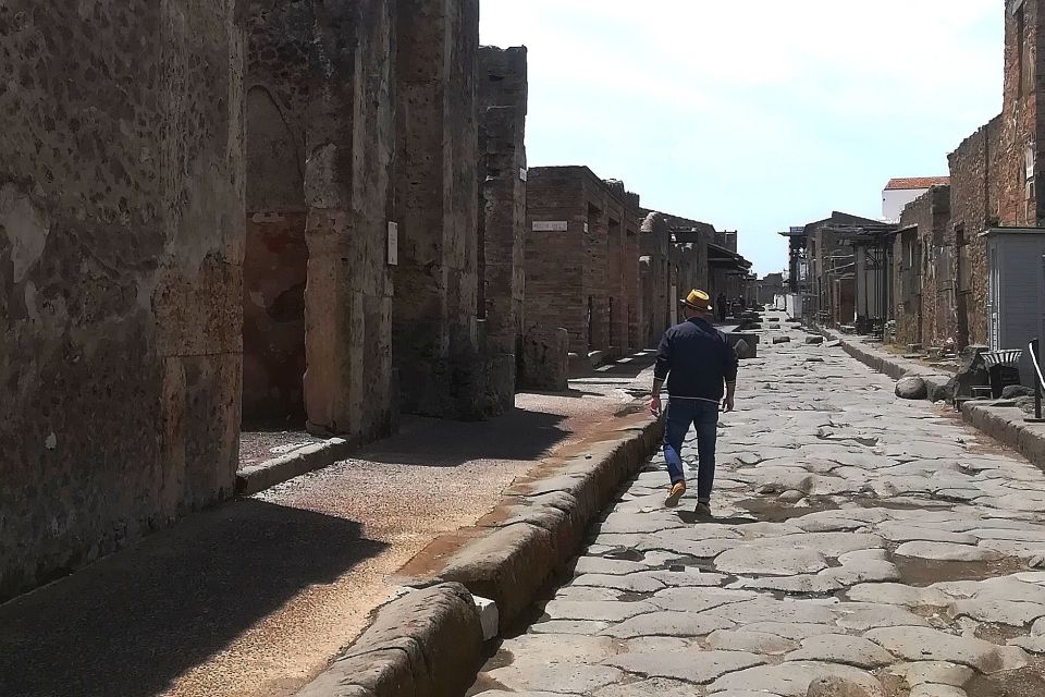 Pompeii: Guided Tour With Archaeologist With Max. 12 People