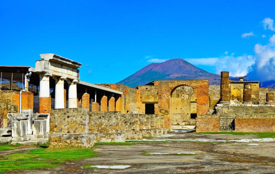 Pompeii: Sunset Archaeological Tour With Archaeologist Guide