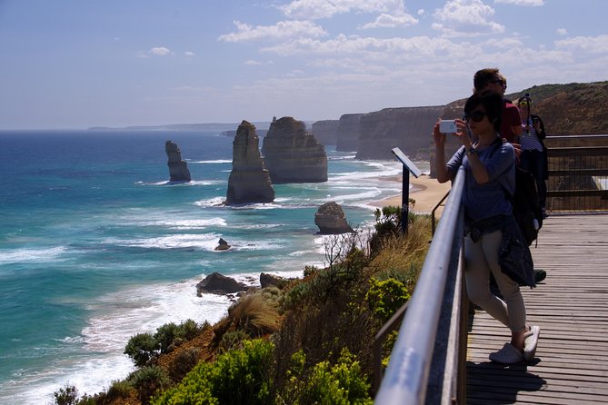 Premium Great Ocean Road Day Tour: Surf Coast Route 12 Apostles, Loch Ard Gorge