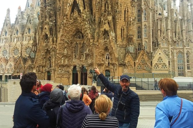 Private Barcelona and Sagrada Familia Tour With Hotel Pick-Up