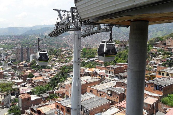 Private Graffiti Tour/Comuna 13, Exotic Fruit Tasting & Cable Car Ride