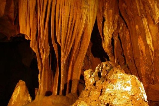 Private Tour Chiang Dao Cave ,Temples,Sticky Waterfall