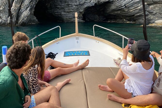 Relaxing Boat Tour With Aperitif in Cinque Terre