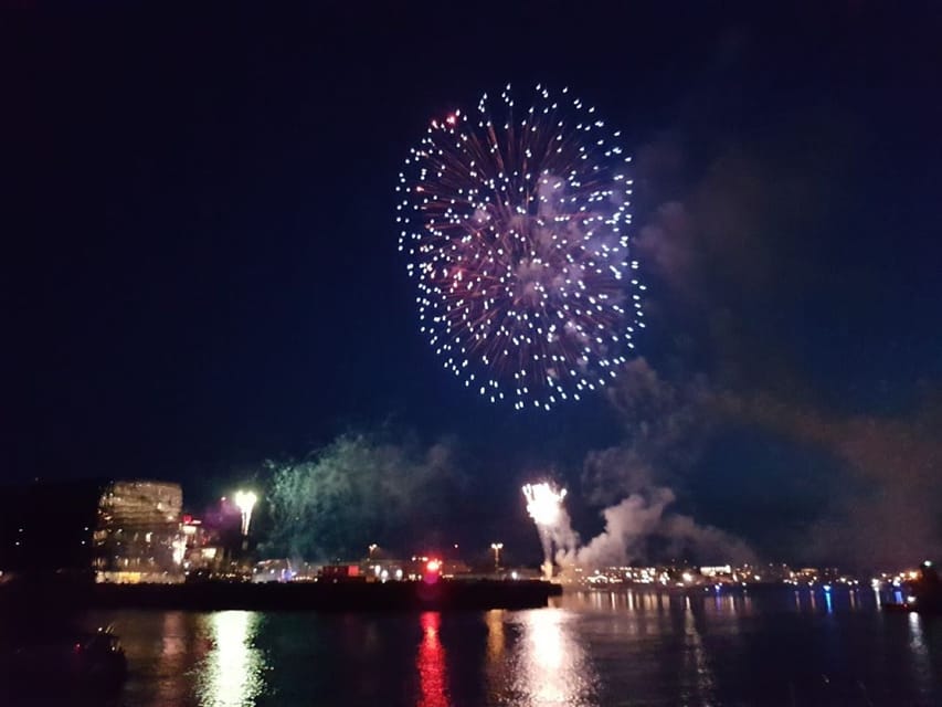 Reykjavík: New Years Eve Northern Lights Yacht Cruise