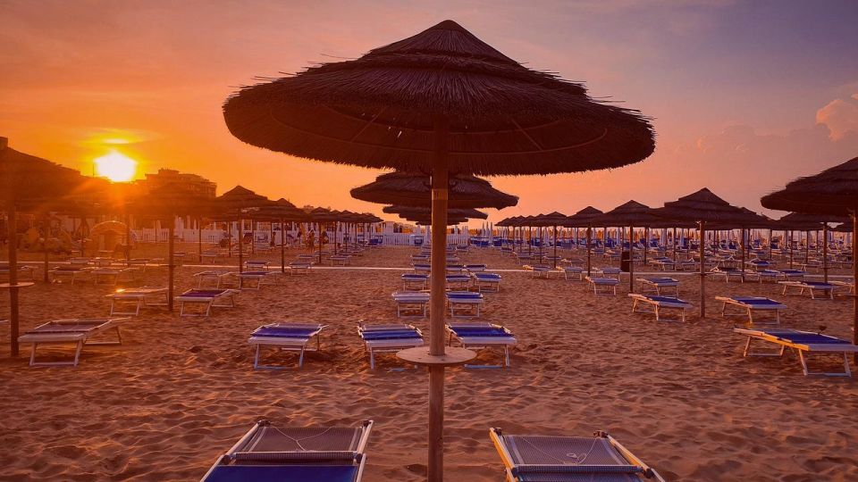 Rimini: Beach Umbrella, Drink and Jacuzzi at 26 Tikibeach