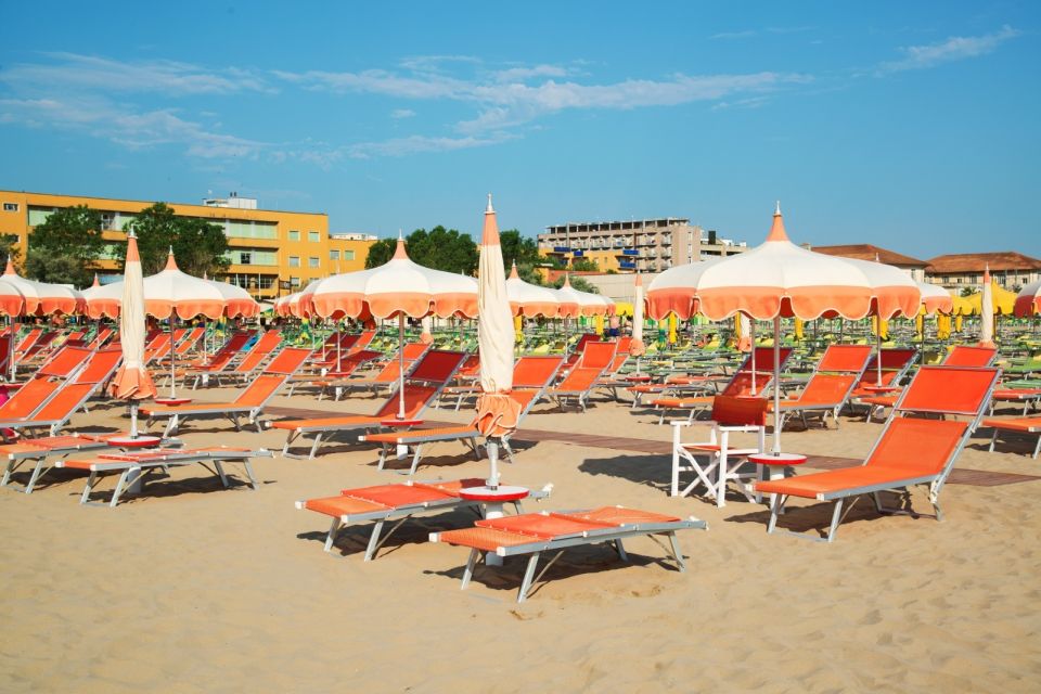 Rimini: Papaya Beach With Sunbed, Umbrella, Drink and Music