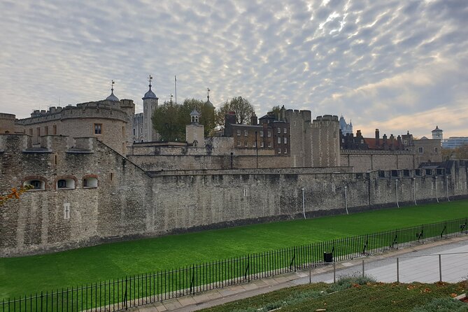 Roman Ruins to Blitz Bombings: A Walking Tour of Londons Fiery History - Exploring Londons Turbulent History