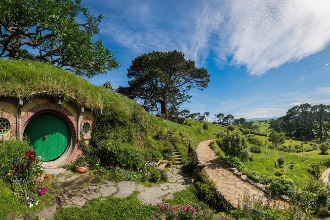 Rotorua to Auckland via Hobbiton Movie Set and Waitomo Caves OneWay Private Tour