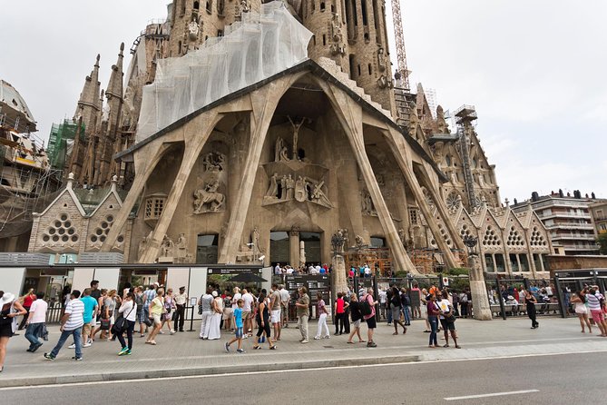 Sagrada Familia Guided Tour With Towers Access - Tour Overview