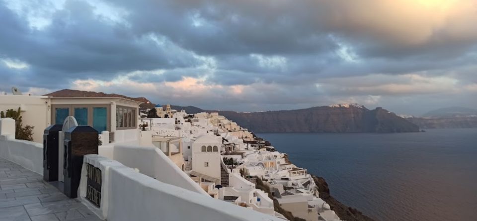 Santorini: Oia Cultural Highlights Sunset Walking Tour