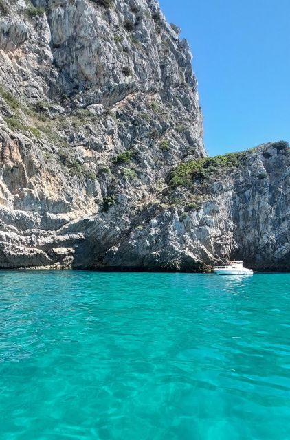 Sesimbra: Secret Bays and Beaches Boat Tour With Snorkeling