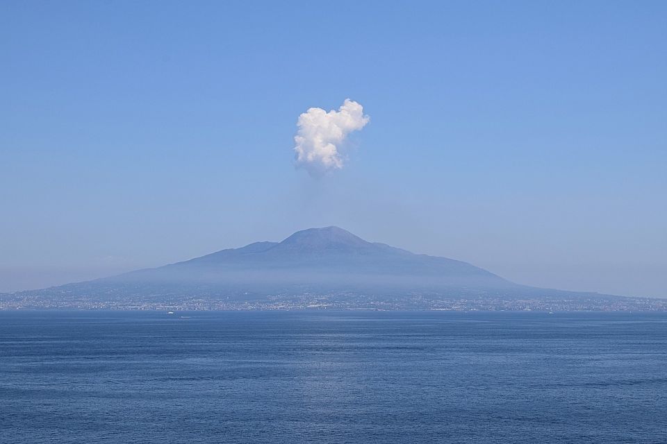 Sorrento: Pompeii and Mount Vesuvius Tour With Skip-The-Line