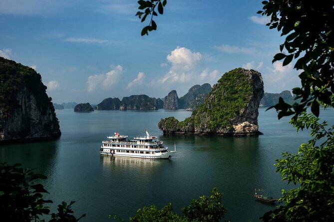 Swan Cruises: Bai Tu Long Bay 3D2N – Vung Vieng Village