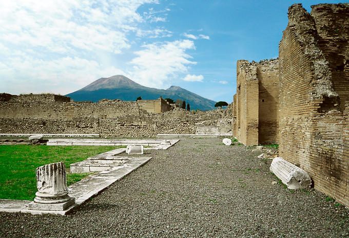 The Ruins of Pompeii: Round-Trip Transfer From Rome