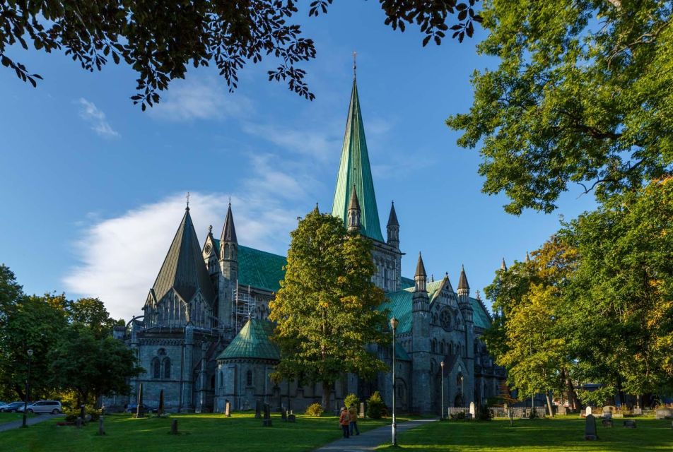 Trondheim Pur – Explore the Highlights by Bus & Walk