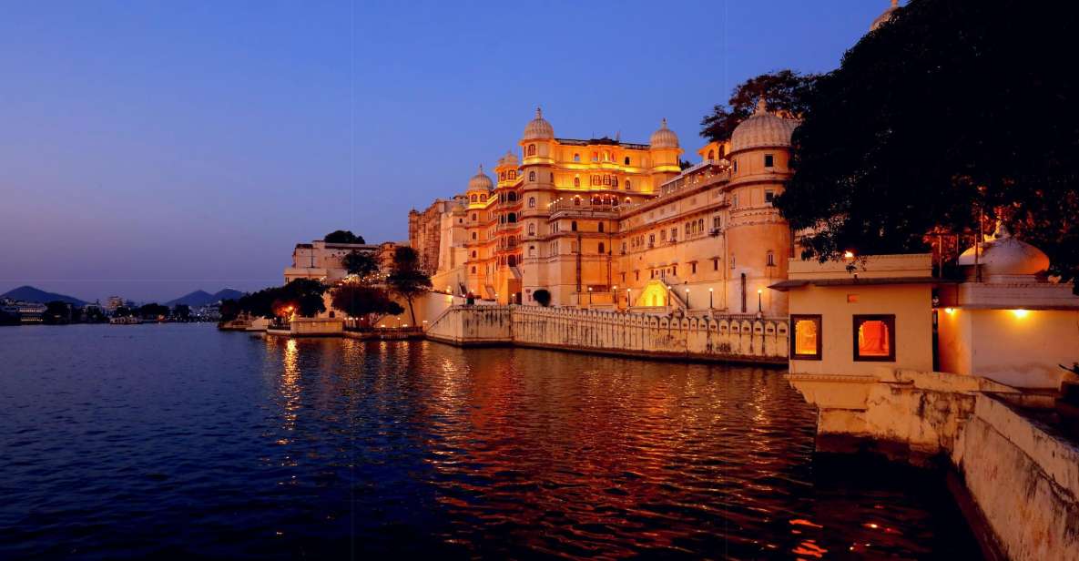 Udaipur: Palace of Udaipur & Jagdish Temple Walking Tour