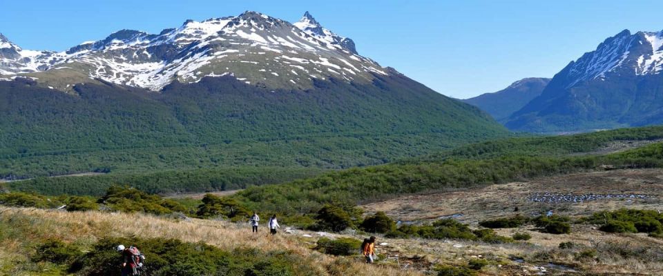 Ushuaia: Esmeralda Lagoon Hiking Tour With Lunch and Drinks