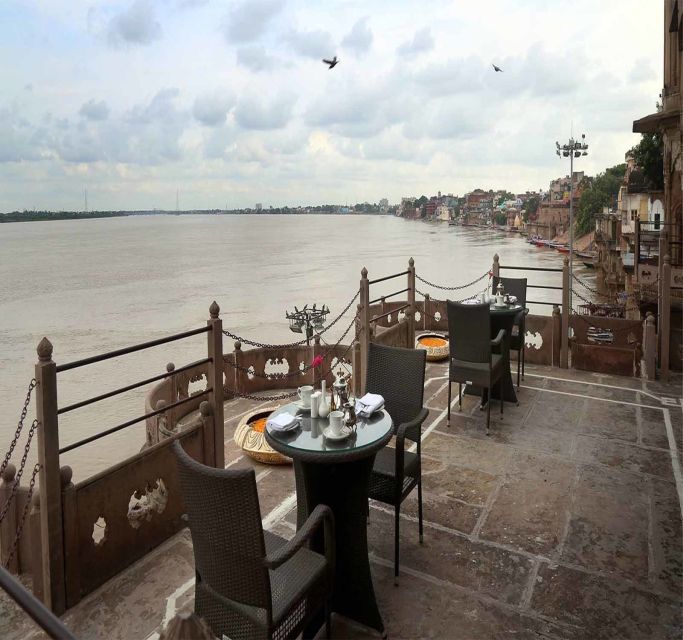 Varanasi: Morning Aarti With Boat Ride & Rooftop Breakfast