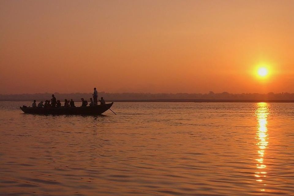 Varanasi: Morning Tour With Yoga Session and Boat Ride