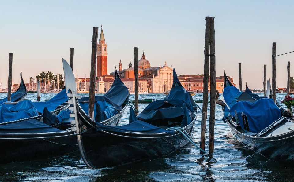 Venice: Gondola Ride and Dinner Experience