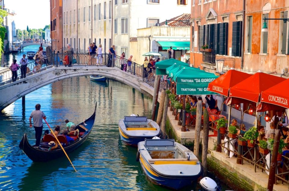 Venice: Gondola Ride and Skip the Line Doges Palace Tour