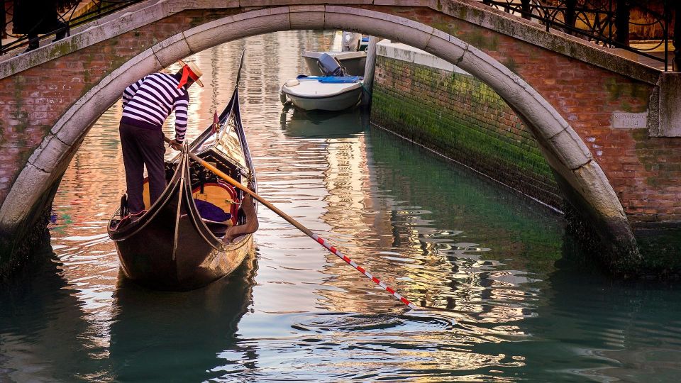 Venice: Gondola Ride & Doges Palace Guided Tour