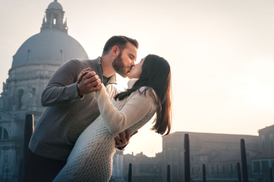 Venice: Private Gondola Ride With Photo Shoot