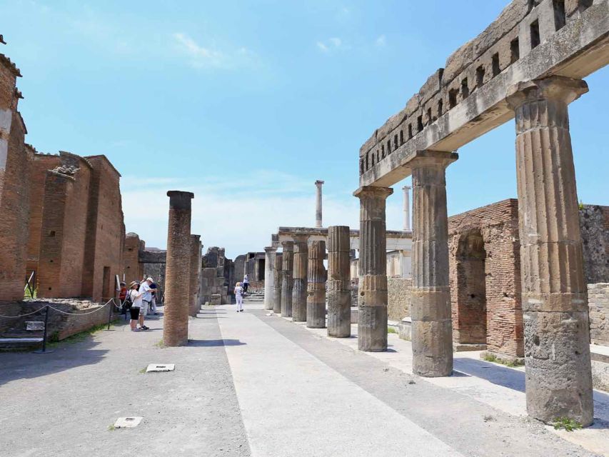 Vibrant Pompeii: Fascinating Excursion!