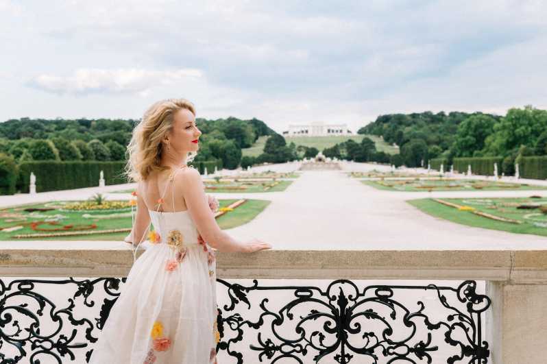 Vienna: Private Schönbrunn Gardens Photoshoot