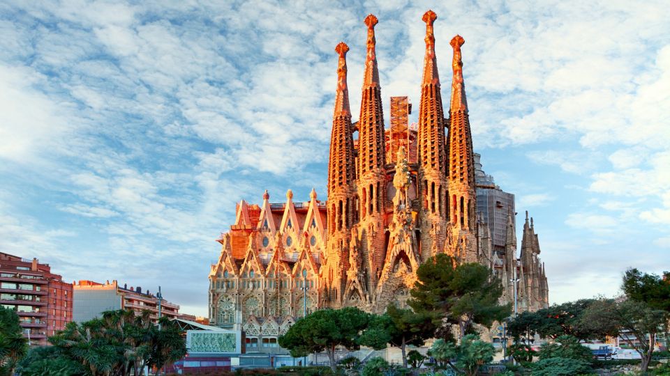 Walking Tour Sagrada Familia Basilica For European Tourist