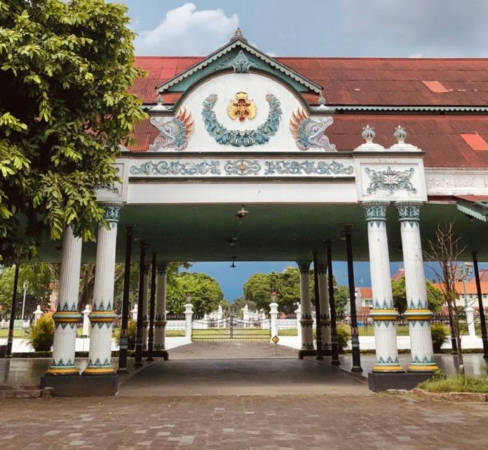 Yogyakarta: Water Castle, Sultan Palace, Temple Guided Tour