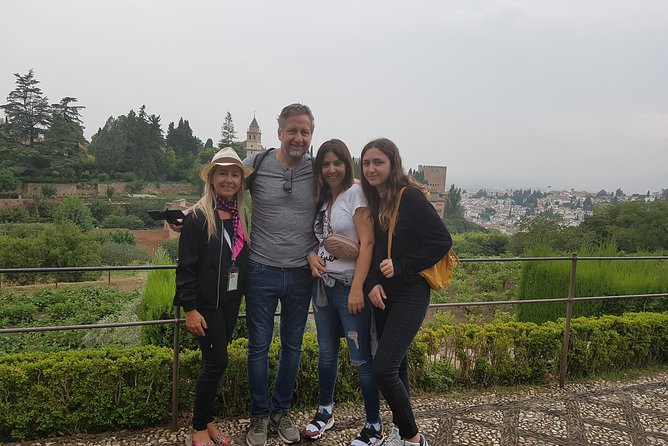 Alhambra Highlights Private Tour With Nazaries Palaces - Exploring the Nazaries Palaces