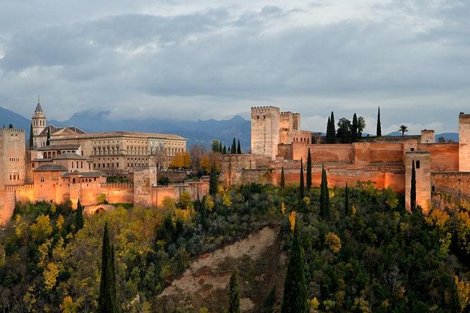 Alhambra: Skip-the-Line to Nasrid Palaces & Generalife - Meeting Location and Arrival