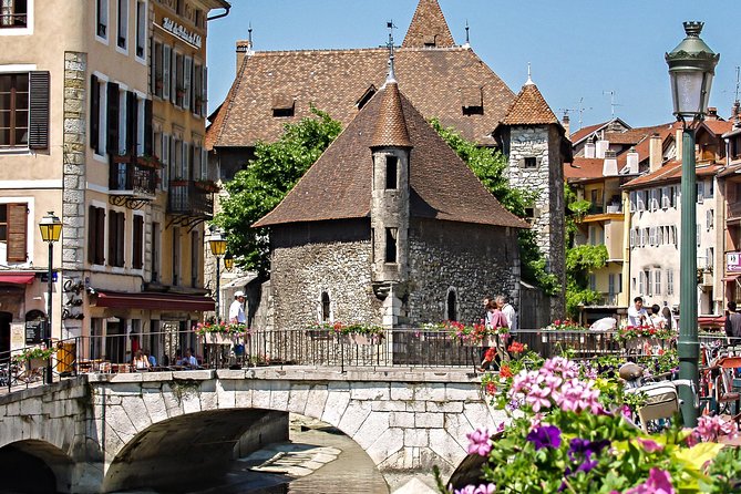 Annecy - Venice of the Alps - Tour From Geneva - Capturing the Iconic Palais De Lisle