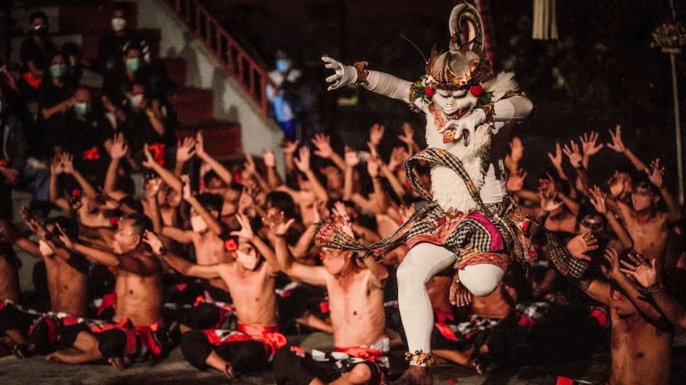 Bali: Uluwatu Temple, Kecak Fire Dance & Jimbaran Bay - Uluwatu Temple Experience