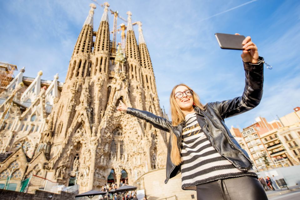 Barcelona: Foodie Walking Tour With Sagrada Familia Tickets - Experience Highlights