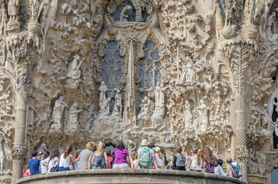 Barcelona: Sagrada Familia Fast Track Guided Tour - Experience and Itinerary