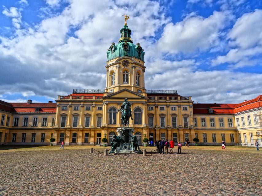 Berlin: Private Christmas Market Tour - Experience Highlights