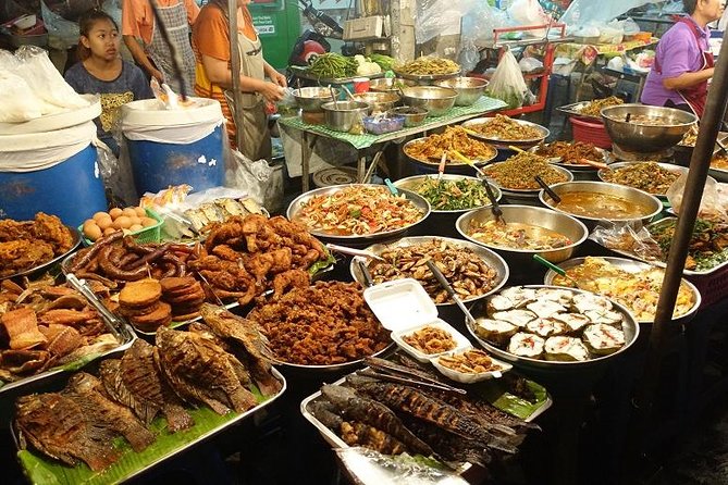 Chiang Mai Street Eat at Night - Popular Street Food Dishes