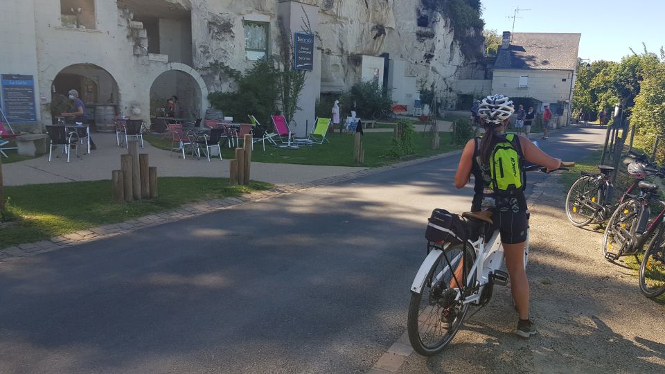 Chinon: Bicycle Tour of Saumur Wineries With Picnic Lunch - Itinerary Highlights