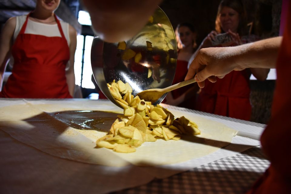 Cookies and Apple Strudel Cooking Class Including Lunch - Instructor and Environment
