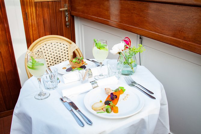 Dinner Canal Cruise Amsterdam: 3-Course With Aperitif - Included Amenities and Inclusions