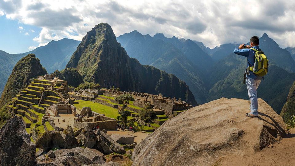 From Cusco: Train Ride and Guided Tour of Machu Picchu - Panoramic Vistadome Train Features